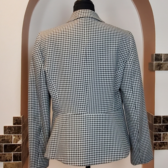 ONE BUTTON BLACK AND WHITE CHECKED PATTERN JACKET ( SIZE 8) - Picture 6 of 10